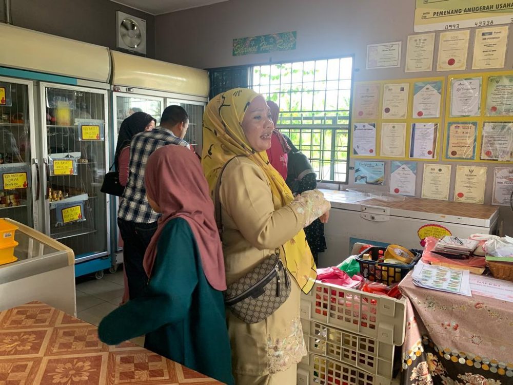Aktiviti di kedai Sri Ayu Enterprise